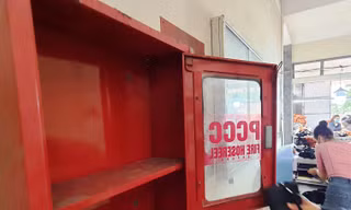 Doanh nghiệp mở xưởng may trong trường công, ‘quên’ quy định phòng cháy?