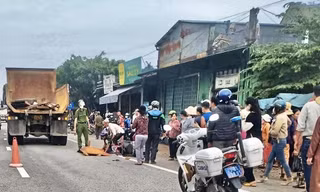 Ngồi xe máy do chồng đèo, người phụ nữ tử vong thương tâm sau va chạm với ô tô tải