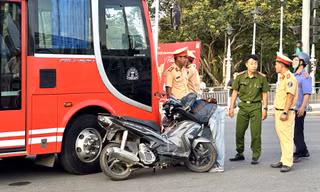 Xe khách va chạm xe máy, 4 người trong cùng gia đình thương vong