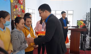 Chia sẻ Tết với thanh niên công nhân có hoàn cảnh khó khăn