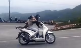 Đôi nam nữ ‘diễn xiếc’ bằng xe SH trên đường đèo Hải Vân đã trình diện công an