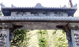 Nghệ thuật thư pháp đầy biến ảo có thể tìm thấy ở bất cứ đâu trong không gian Huyền Không Sơn Thượng (Huế)