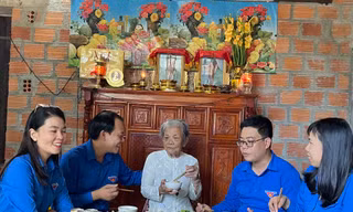 Bữa cơm gia đình ấm tình lòng mẹ
