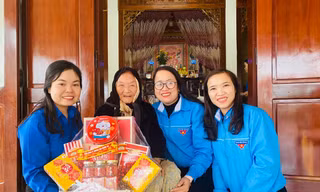 Bữa cơm tất niên - Ấm tình lòng mẹ