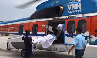 Trực thăng đưa 2 ngư dân gặp nạn ở vùng biển Trường Sa về đất liền cấp cứu