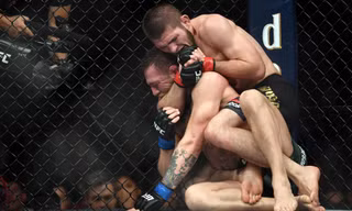 Đòn siết cổ hiểm độc khiến ‘Gã điên’ McGregor phải xin đầu hàng