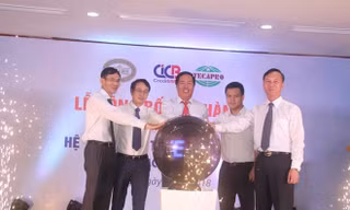 ban lãnh đạo CIC và nhà thầu chạm cầu khởi động hệ thống hỗ trợ thông tin tín dụng cho khách hàng 