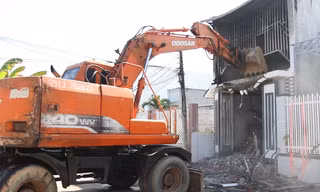 Điều xe múc phá tường tìm 3 nạn nhân trong vụ cháy căn nhà 2 tầng