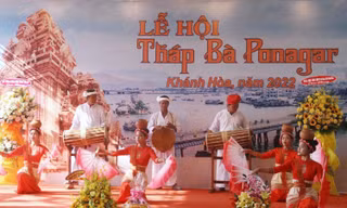 Hàng chục nghìn du khách dự Lễ hội Tháp bà Ponagar - Di sản văn hóa phi vật thể quốc gia 