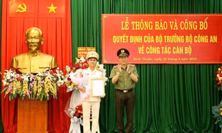 Thừa uỷ quyền của Bộ trưởng Bộ Công an, Thượng tướng Lương Tam Quang trao quyết định cho Đại tá Huỳnh Tấn Hạnh. Ảnh Công an Ninh Thuận.