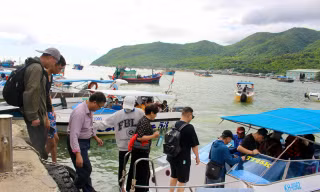 Du lịch biển đảo Nha Trang hút khách ngày đầu năm mới, khách Trung Quốc 'xông đất' xứ Lạng 