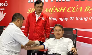 Bí thư Tỉnh uỷ Khánh Hòa hiến máu tại Chủ nhật Đỏ