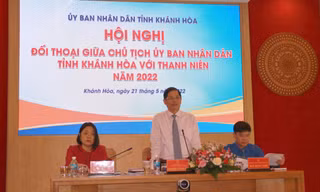 Chủ tịch UBND tỉnh Khánh Hoà Nguyễn Tấn Tuân (người đứng) phát biểu tại hội nghị đối thoại trực tuyến với thanh niên