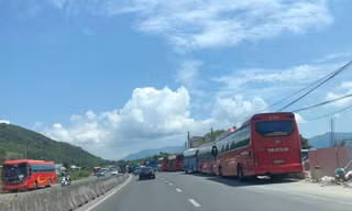 Xe khách du lịch đến Khánh Hoà dịp tháng 5/2021. Ảnh LỮ HỒ.