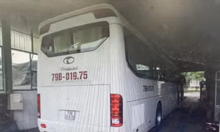 Xe khách của nhà xe Hiếu Nghĩa lúc được đưa đi đăng kiểm. Ảnh Mạnh Hùng/Báo Khánh Hoà.