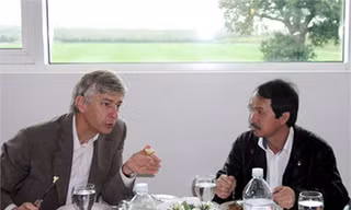 Chủ tịch HAGL Đoàn Nguyên Đức và đại diện Arsenal. Ảnh: Quốc Anh