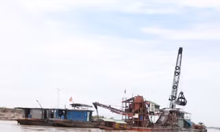Các phương tiện khai thác cát trái phép do PV Tiền Phong ghi lại trên sông Hồng. Ảnh: Minh Đức