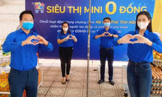 Hoa hậu Đỗ Thị Hà mặc áo xanh tình nguyện, hỗ trợ người nghèo tại 'Siêu thị 0 đồng'