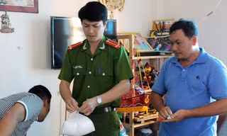 Lực lượng chức năng kiểm tra công ty của ông Bùi tại đường Vạn Kiếp. Ảnh: A.X