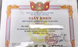 Trường tiểu học chỉ phát giấy khen học sinh ủng hộ đồng bào bão lũ từ 100.000 đồng trở lên bị giải trình