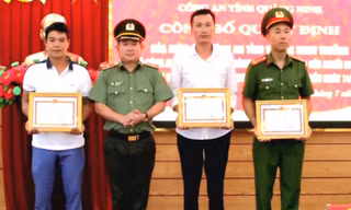 Thiếu tướng Đinh Văn Nơi tặng giấy khen cho 3 cá nhân dũng cảm cứu người