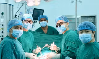 Các bác sĩ thực hiện phẫu thuật cấp cứu 'của quý' cho nạn nhân.