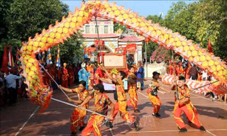 Múa Lân Sư Rồng chào mừng Lễ nghinh thần, rước sắc phong và bằng công nhận di tích từ mộ Thầy Thím về dinh Thầy Thím. Ảnh tư liệu: Nguyễn Thanh/TTXVN