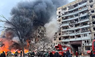 Lực lượng cứu hộ Ukraine nỗ lực giải cứu các nạn nhân trong tòa nhà trúng tên lửa. Ảnh: Reuters