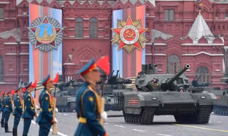 Xe tăng chiến đấu chủ lực T-14 Armata của Nga diễu binh trên Quảng trường Đỏ. Ảnh: Sputnik