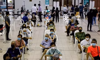 Người dân Singapore xếp hàng tiêm vắc xin COVID-19. Ảnh: Reuters