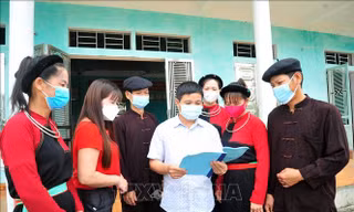 Ông Triệu Văn Xanh (giữa), Trưởng thôn Ngòi Lộc, xã Minh Khương, huyện Hàm Yên (Tuyên Quang) tuyên truyền chính sách pháp luật cho nhân dân trong thôn.