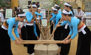 Múa Keeng Loóng - nét văn hóa đặc trưng của dân tộc Thái huyện Mai Châu. Ảnh: Báo Hòa Bình