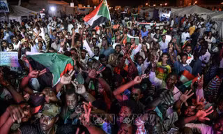 Người biểu tình tập trung tại Khartoum, Sudan, ngày 19/5/2019. Ảnh: AFP/TTXVN