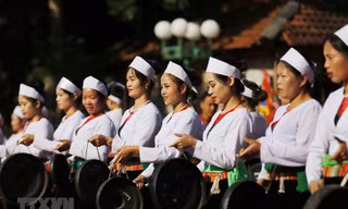 Trình diễn các tiết mục văn hóa phi vật thể tiêu biểu của dân tộc Mường tỉnh Hòa Bình. (Ảnh: Trọng Đạt/TTXVN)