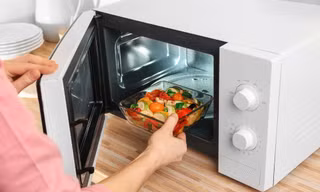 Hâm nóng thực phẩm bằng lò vi sóng nhớ kỹ những điều này kẻo biến món ngon thành 'thuốc độc'