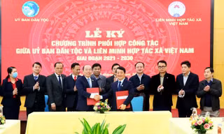 Để hỗ trợ đồng bào dân tộc thiểu số thoát nghèo