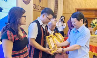 Tặng quà cho người có uy tín trong vùng đồng bào dân tộc thiểu số