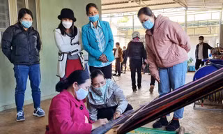 Nghệ nhân H'Bloih hướng dẫn các học viên cách dệt thổ cẩm