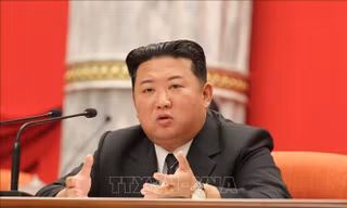 Nhà lãnh đạo Triều Tiên Kim Jong-un phát biểu tại phiên họp toàn thể lần thứ 5 Ban chấp hành Trung ương Đảng Lao động Triều Tiên khóa 8 ở Bình Nhưỡng. Ảnh: KCNA/TTXVN