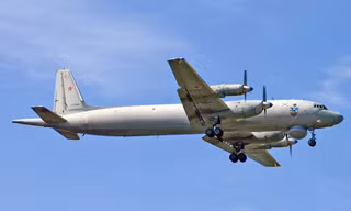 Máy bay chống ngầm IL-38 ném bom, rải ngư lôi trên Thái Bình Dương