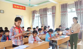 Các em học sinh đã có sự tiến bộ trong học tập cũng như tự tin tham gia phát biểu xây dựng bài trên lớp. Ảnh: Báo Dân tộc