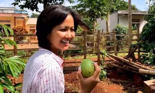 H'Hen Niê về quê xới đất, trồng rau