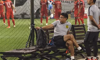 HLV Malaysia theo dõi tuyển Việt Nam tập luyện