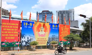 Phố phường Hà Nội trang hoàng cờ hoa chào mừng ngày lễ lớn 2/9 
