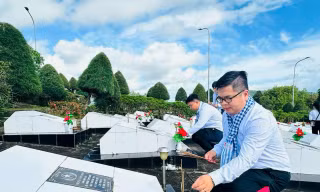 200 sinh viên dâng hương các anh hùng liệt sĩ tại Phú Quốc
