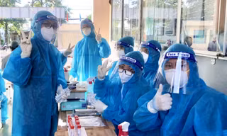 Tình nguyện viên tham gia công tác hỗ trợ phòng chống dịch COVID-19.
