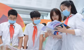 Trưng bày hàng nghìn đầu sách giáo khoa của Việt Nam và các nước