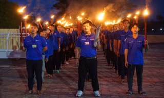 Hàng trăm chiến sĩ 'áo xanh' rước đuốc tri ân các anh hùng liệt sĩ