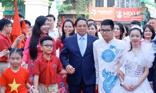 Thủ tướng Phạm Minh Chính dự Lễ khai giảng tại trường PTCS Nguyễn Đình Chiểu