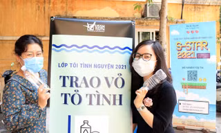 Chị Nguyễn Bích Đào – Chủ tịch Hội Sinh viên trường và chị Phạm Thùy Phương – Nguyên Phó chủ tịch Hội Sinh viên trường hưởng ứng phong trào.